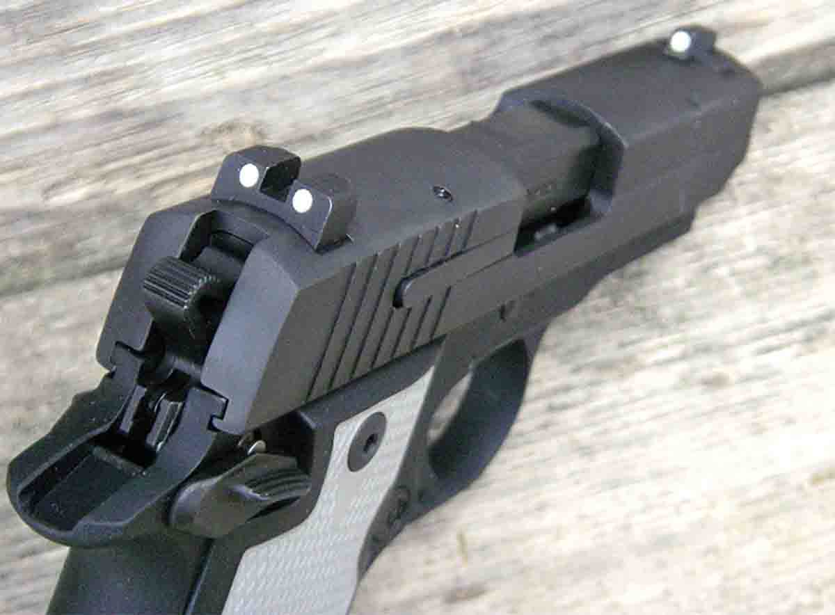 The sights are equipped with large white dots that aided with fast target acquisition.